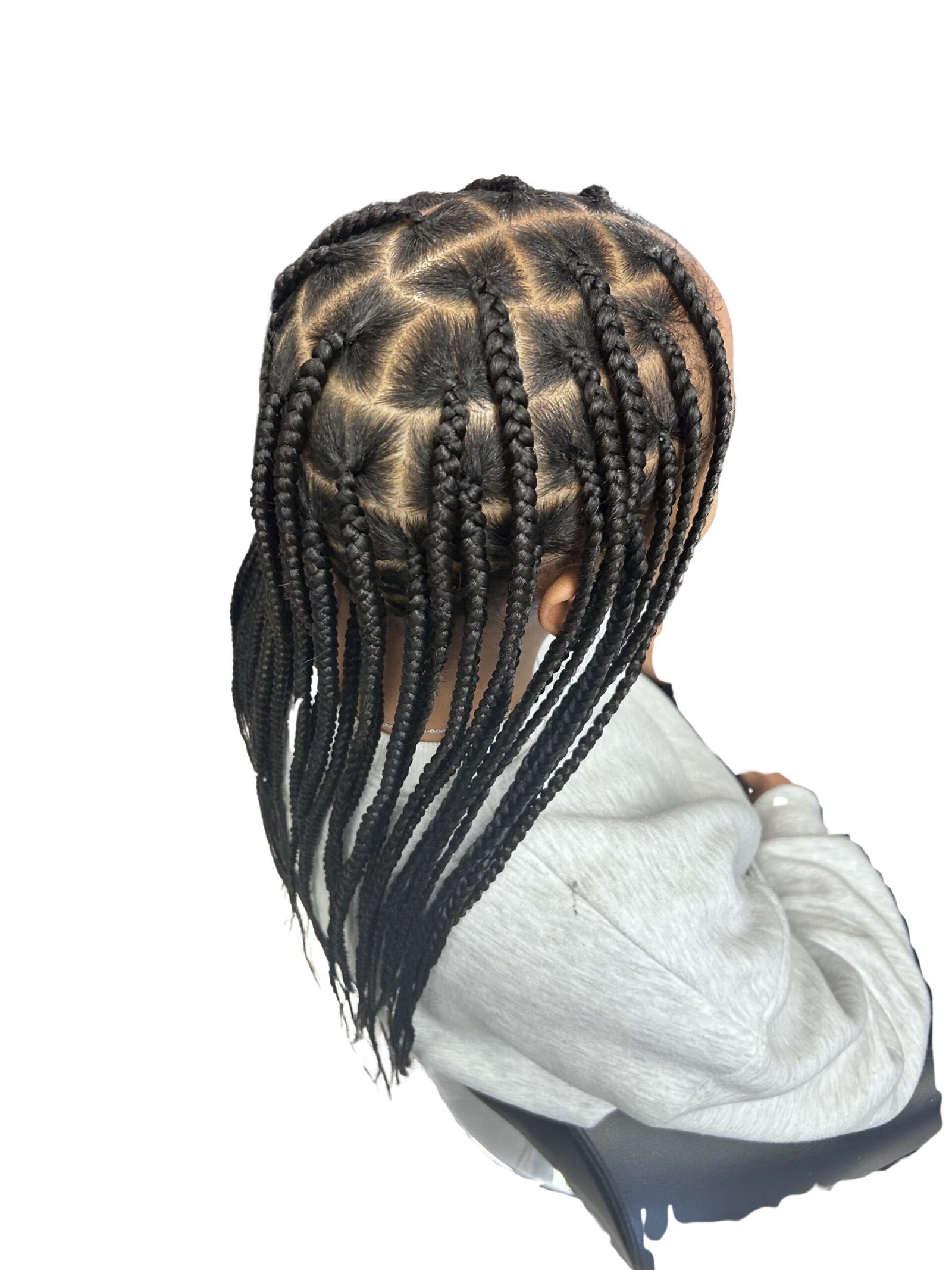 Tresses africaines (box braids) avec traçages nets et réguliers sur cheveux afro, réalisées par SoJEN'S COIFFURE dans les Yvelines.